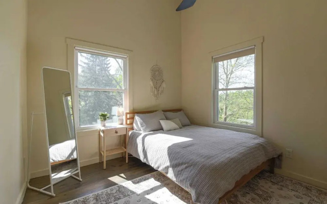 Plum Perfect Hideaway by Avantstay Near Downtown