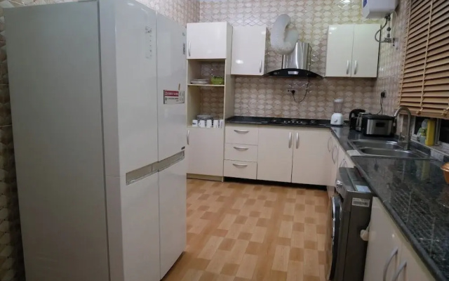House-sleeps8-parking-jacuzzi