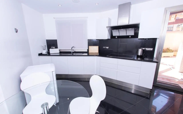 Luxury 3BDRS apt. In Mistral Beach with sea views.