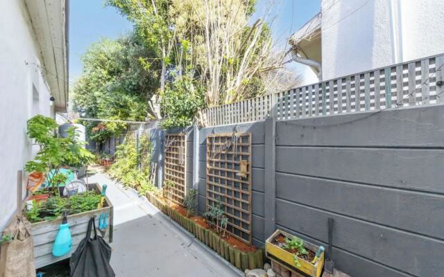 Modern and Stylish 2 BD House in Claremont