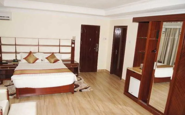 Tiffany Diamond Hotel Indira Gandhi Street