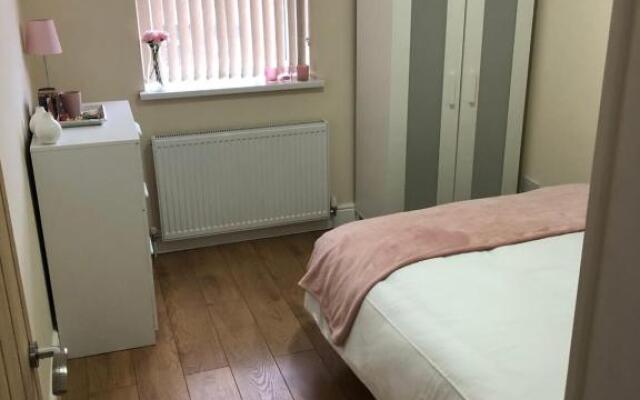 BIG ROOM rusholme WITH TV AND PRIVATE BATHROOM-parking&wifi