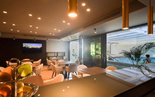 Flamingo Beach Hotel & Spa