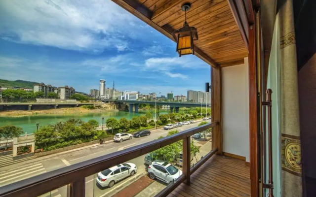 Riverside Boutique Inn