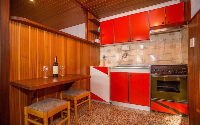 Apartments and rooms Anita