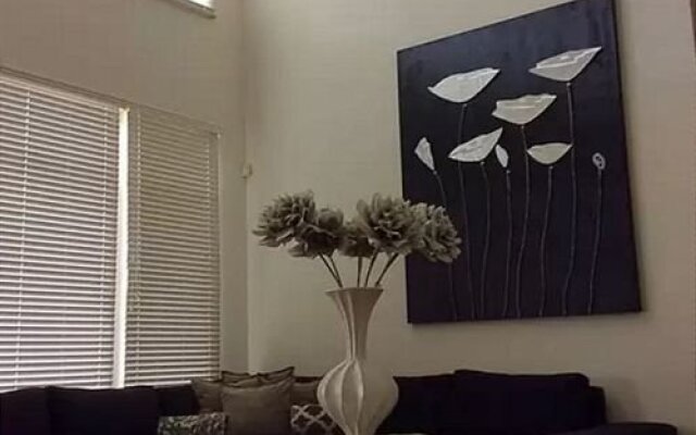 MDR Loft 1 Br condo by RedAwning