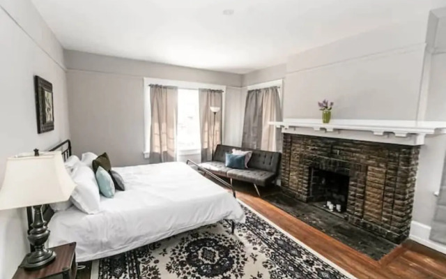 29th Street Trendy Lakeview Craftsman 8