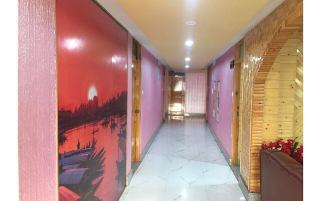OYO 27855 Hotel Holiday Villa