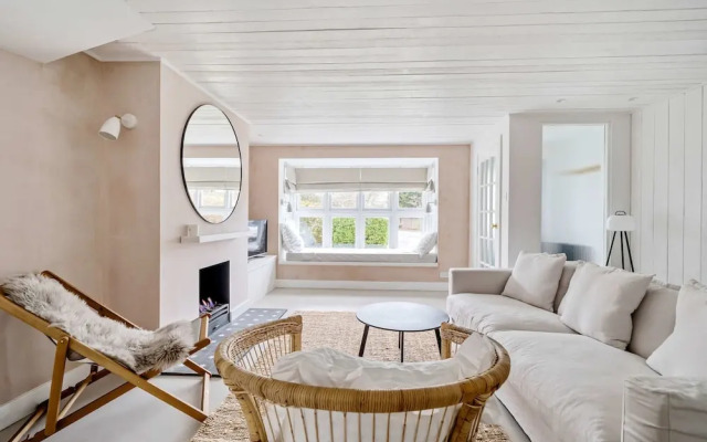 Chic Coastal Retreat - 5-min Stroll to Beach