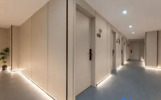 Xinxuting Hotel (Laodong Road Subway Station Xujiang Sky Street)