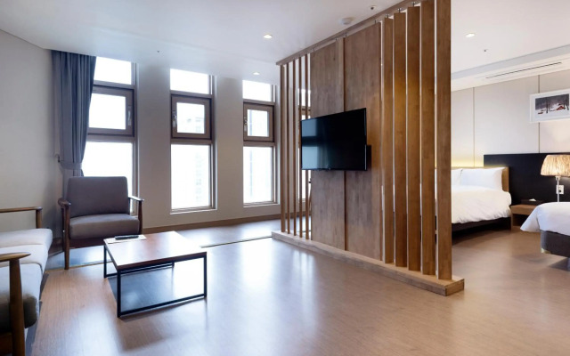 The First Stay Hotel