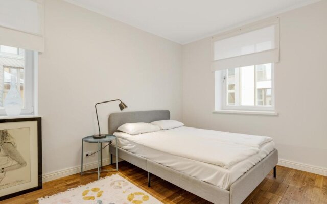 New 1BR in superb location. Free parking & WIFI