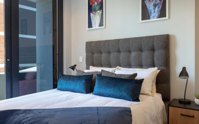 Trendy 2 bedroom apartment in Greenpoint, Cape Town.
