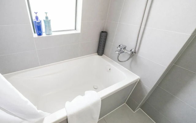 Tyms Spacious 4BR 2BA Apt Xujiahui