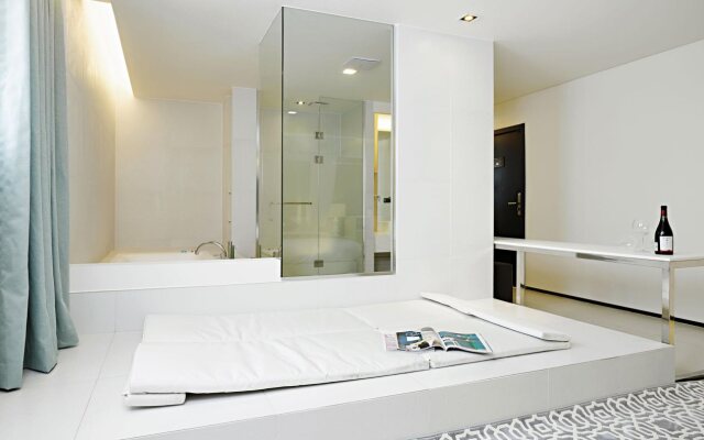 The Bathtel