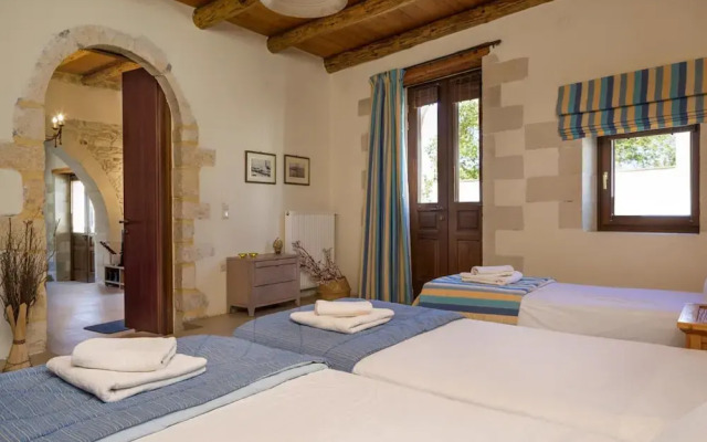 Cozy Holiday Home With Pool and Whirlpool in Maheri
