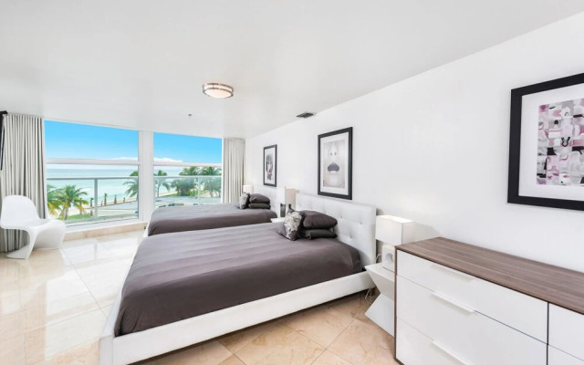 Private Residence at Castle Beach by LRMB