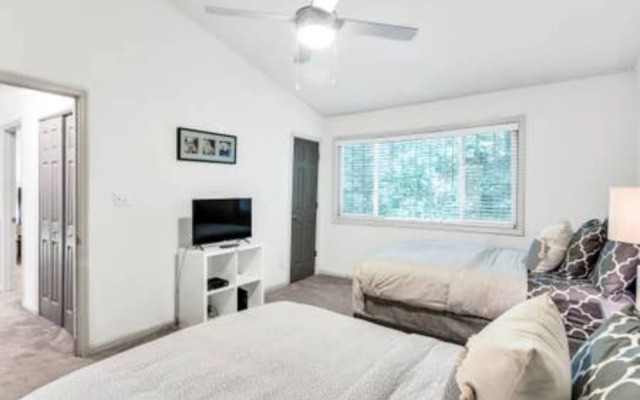 Beautiful & Modern Townhome