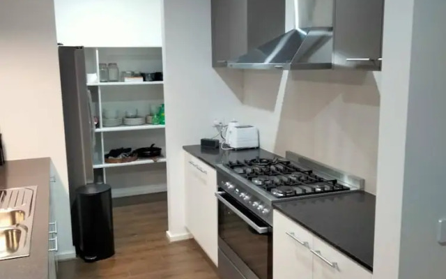 Modern & Cosey 4bedroom House Walk to Beach