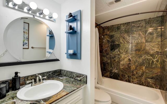 Walkable Dallas Vacation Rental w/ Community Pool!