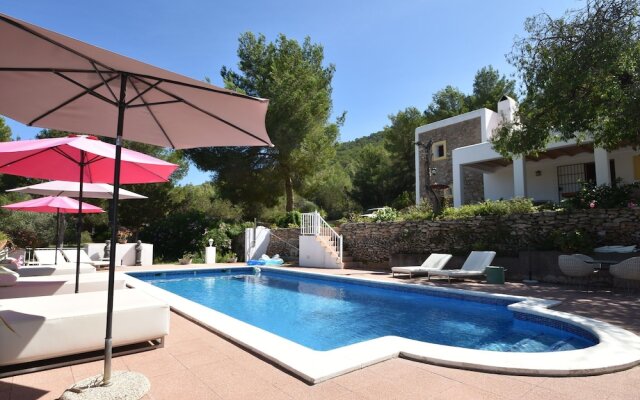 Charming Holiday House Within Walking Distance of Cala Llonga Beach and Village