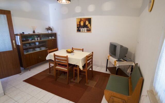 Apartment Nekic-on Quiet Location With Nice Garden