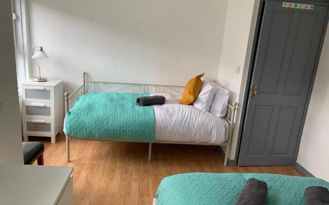 Arena Central - 6 Beds 2 Bathrooms Parking Space