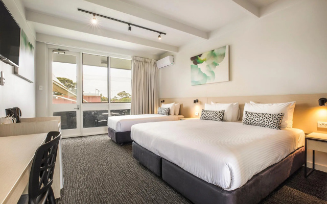 Nightcap at Seaford Hotel – Guest Rooms – Melbourne