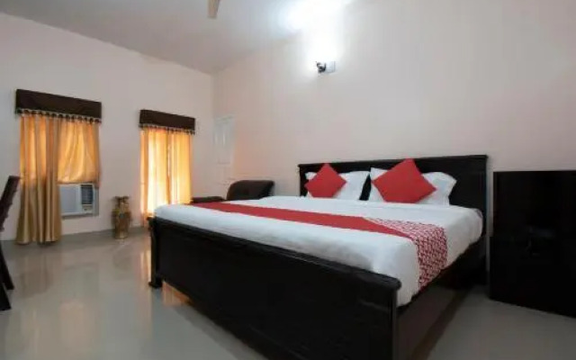 Chandra Manor by OYO Rooms