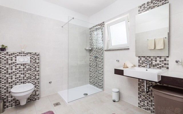 Stunning Home in Lun With Wifi and 3 Bedrooms