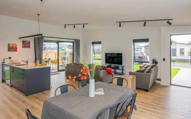 Sun and Sea Sanctuary - Whitianga Holiday Home