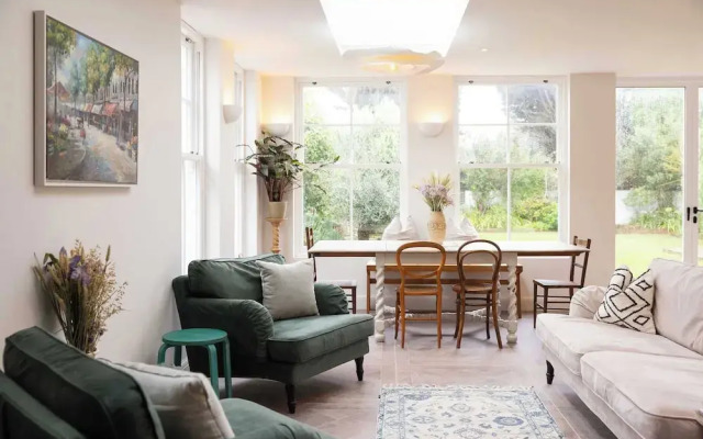 Newly Renovated Beachside Retreat for 10