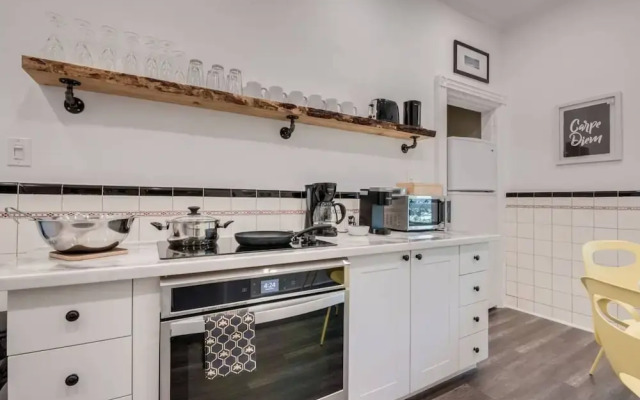 Casa Queen East Jaw Dropping 3BR Suite