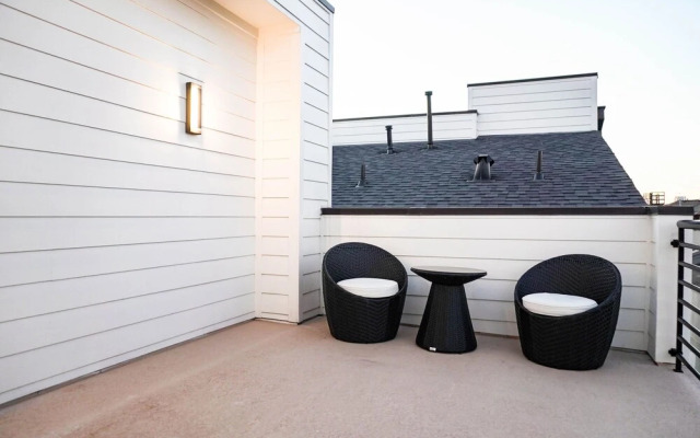 Luxury 3BD Rooftop Home in Dwtwn HTX.