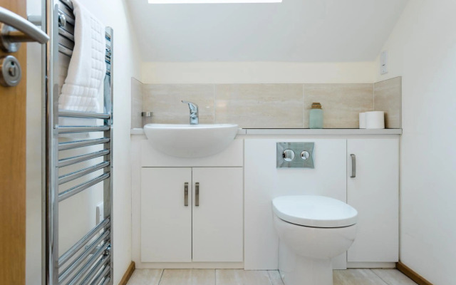 4 bed detached house - Freshwater