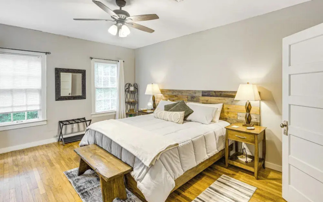 Lumberjack Hideaway Near Campus in Nacogdoches!