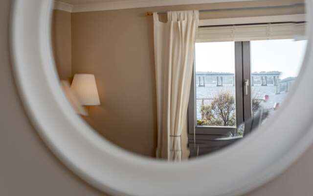 Tay Pearls - Marine Parade