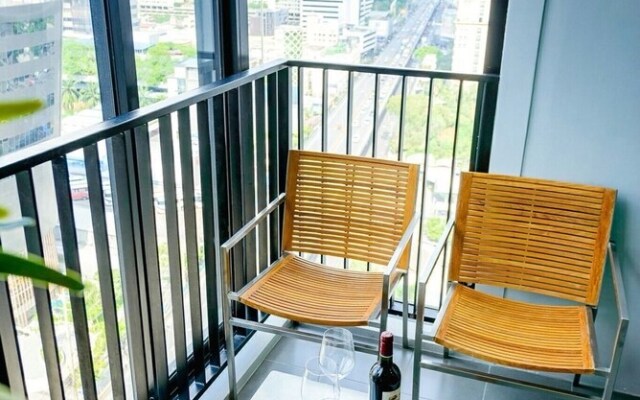 Near Rama 9 Intersection Apartment