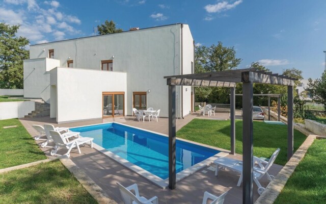 Beautiful Home in Buici With Wifi and 4 Bedrooms