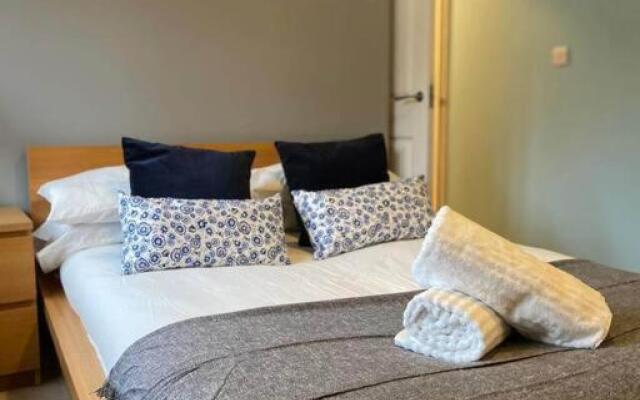Sapphire - 3 Bedroom House Sleeps 7 with Parking.