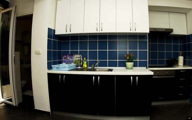 Charming Apartment 3 Sleeps 4 Guests
