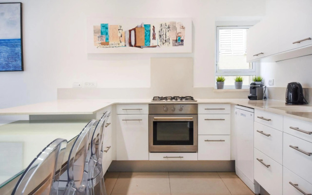 Central 2BR in Hovevei Tsiyon 29 by HolyGuest