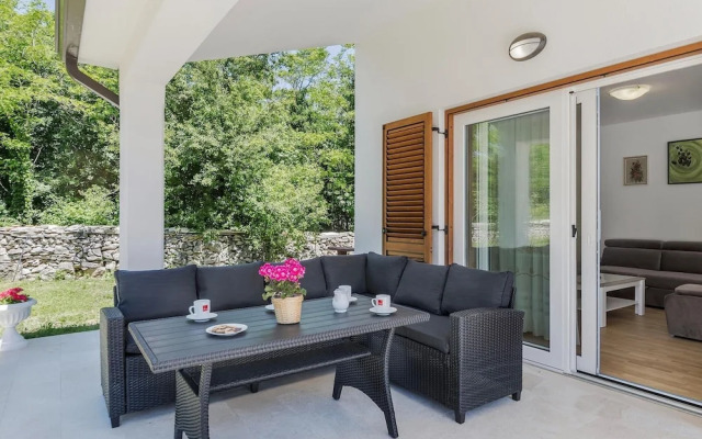 Large Holiday Home With Swimming Pool