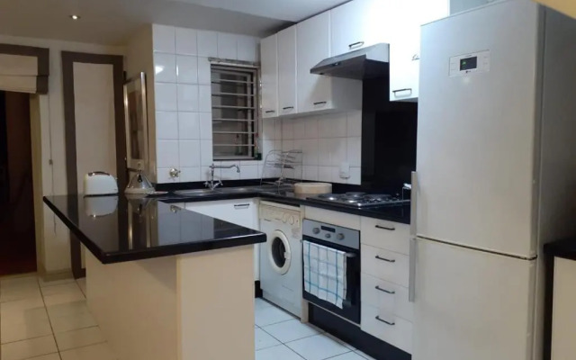 Mount Royal - 32 Large 1 bed with balcony upstairs