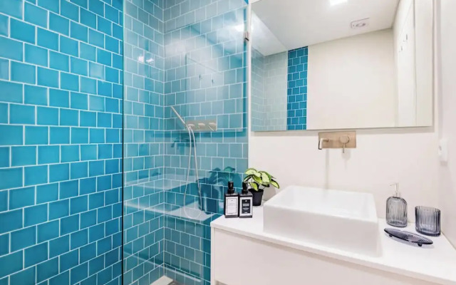 Oeiras Spacious and Coastal Flat