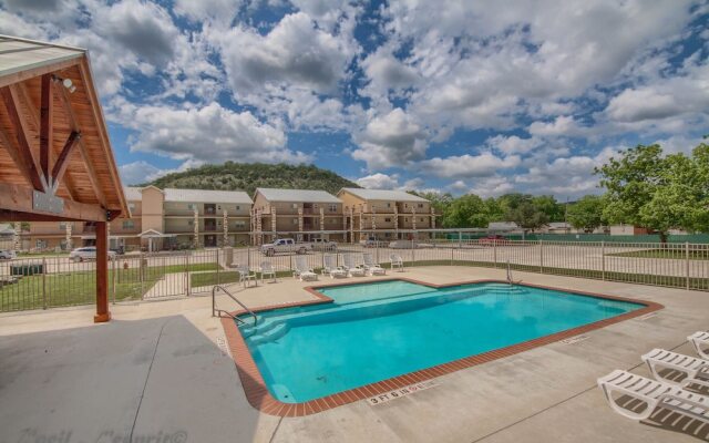 Riverview Terrace Rg 203 3 Bedroom Condo by RedAwning