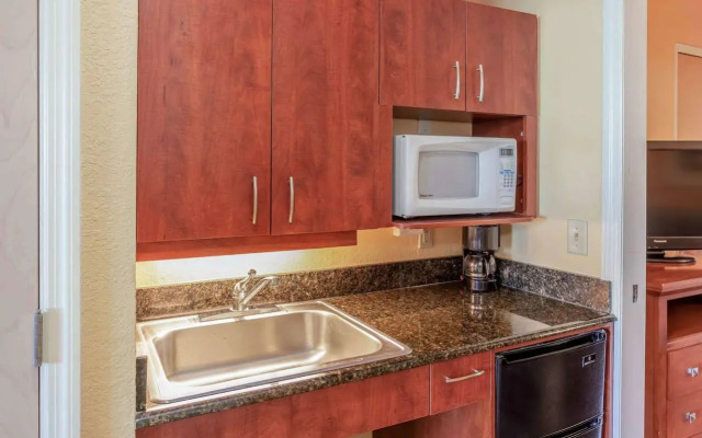 Beachside Hotel & Suites Cocoa Beach - Port Canaveral