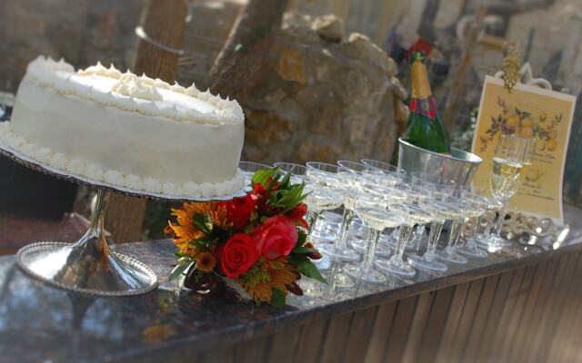 Twelve Oaks Hill Country Inn