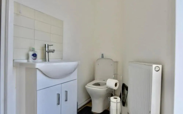 Cheer full 4 Bedroom House Train Station