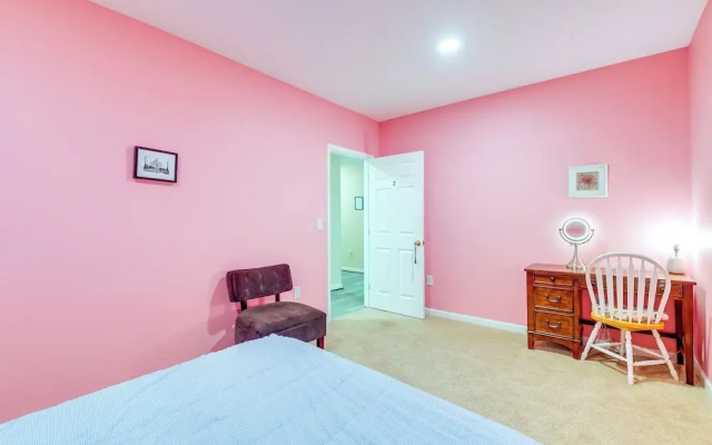 Pets Welcome! Cozy Family Apartment in Sterling